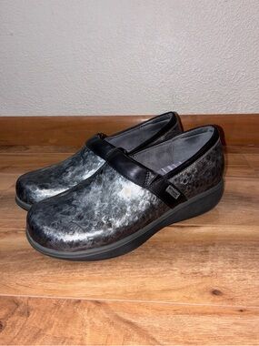 Grey’s Anatomy Softwalk Meredith Nursing Clogs, gray - size 9.5